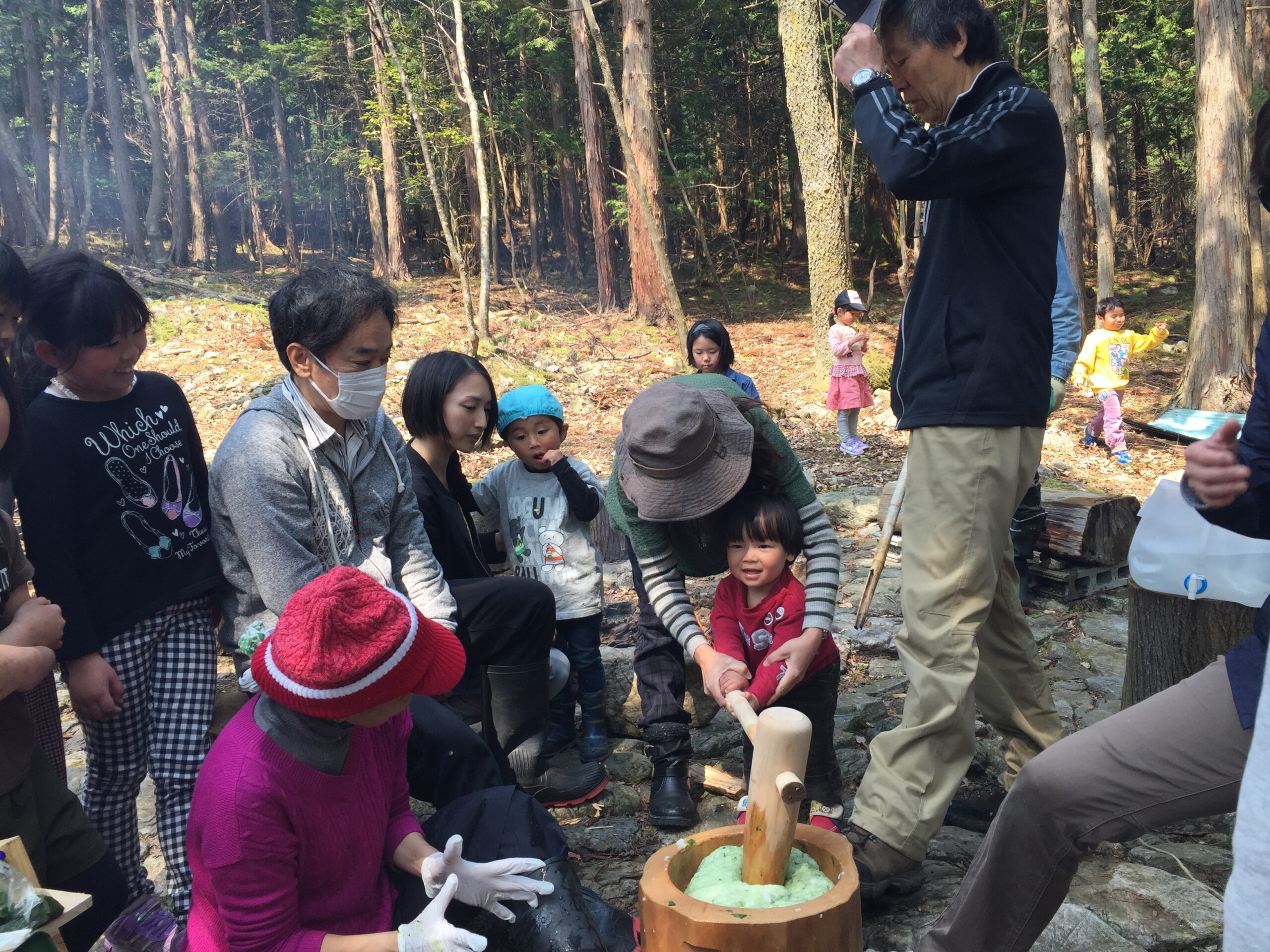 森の餅つき